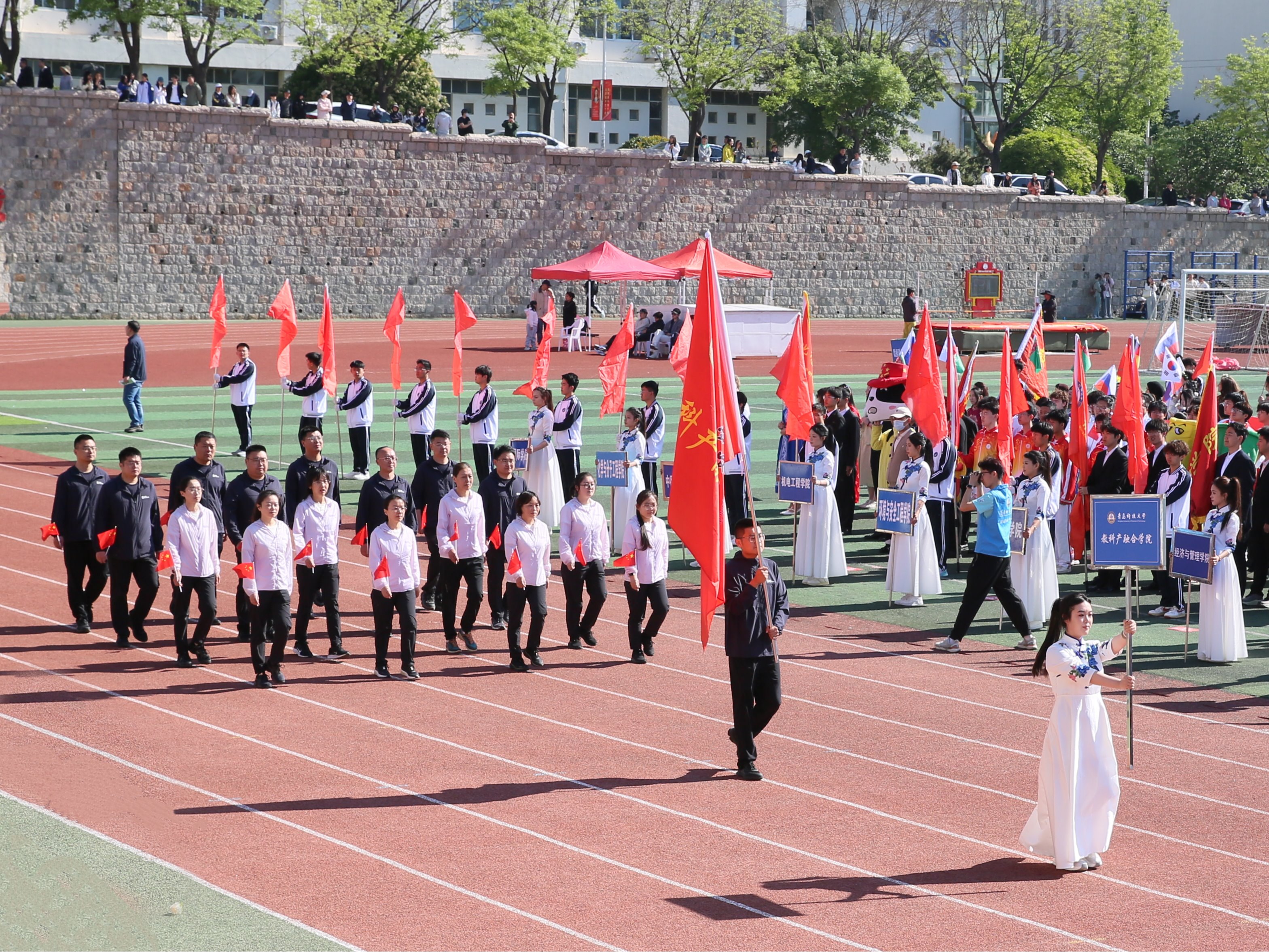 教科产融合学院赴学校参加2026年运动会